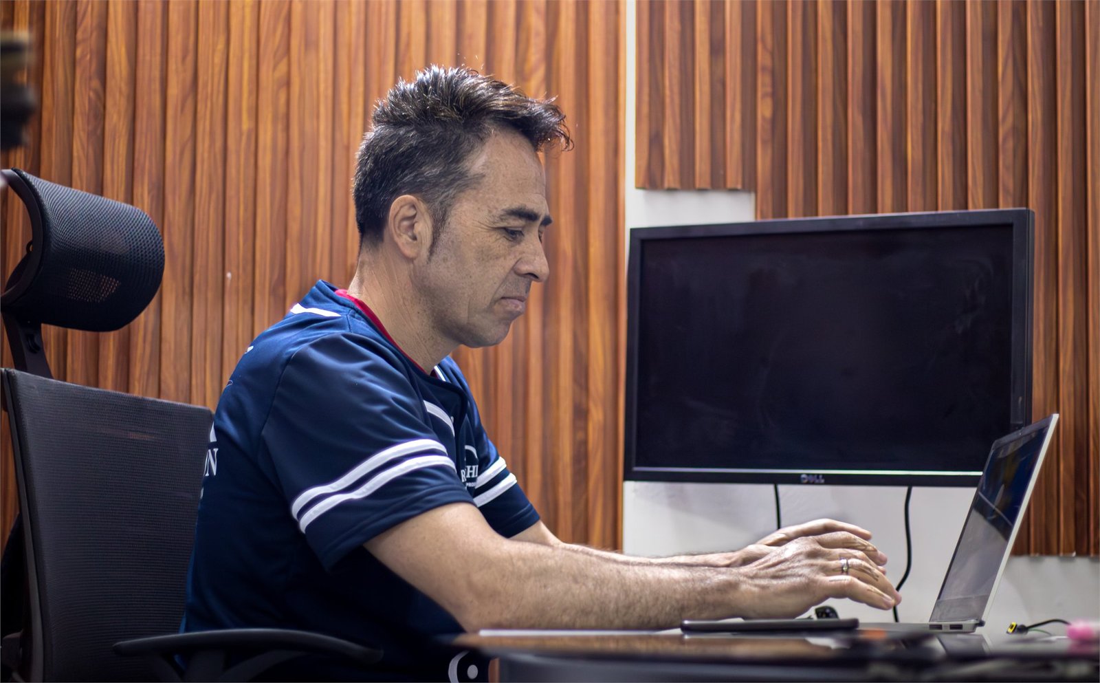 SR Faxhion director developing an international manufacturing project